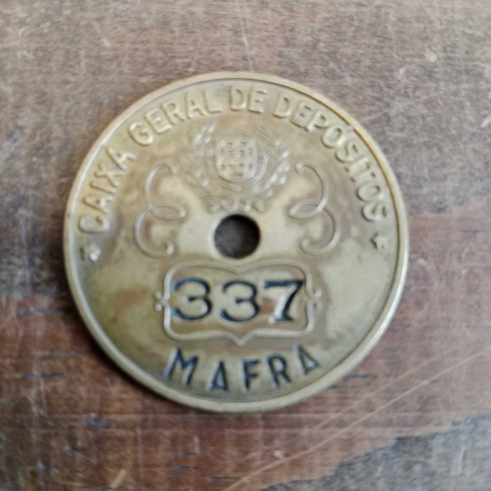 Antiga Ficha / Senha de Atendimento Metálica da Caixa Geral de Depósitos - Mafra 
